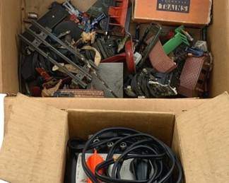 513 - Lot Train Items (Description): A lot of train items including various components, accessories, and related pieces.