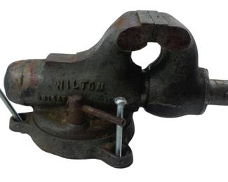 412 - Wilton Chicago USA Vice 3.5"x7"x5" (Description): Wilton Chicago USA vice. Measures 3 1/2" x 7" x 5".