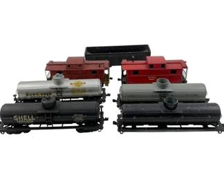 954 - 2pc. Lot HO Scale Train Cars 2"x5"x1.75" (Description): A 2-piece lot of HO scale train cars. Each car measures 2 inches by 5 inches by 1.75 inches.
