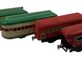 891 - 4pc Marx Tin Litho Metal Train Cars Lot (Description): A lot of four Marx tin lithograph metal train cars. The collection includes two green and cream Union Pacific passenger cars and two red cars including a Pullman car and a caboose numbered 556. Measures 3.5" x 7" x 1.5".