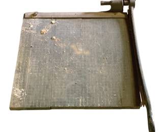 1343 - Paper Cutter - 4 x 19 x 26