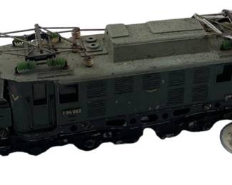 254 - Marklin Crocodile Electric Locomotive (Description): Vintage Marklin HO scale crocodile electric locomotive. This classic model train features the distinctive articulated crocodile design. Measures 2 inches x 2 inches x 7 inches.