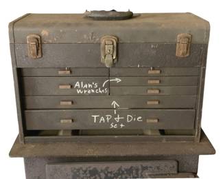 1335 - Vintage Metal Machinist Tool Chest w/ Contents (Description): 8 x 19 x 7