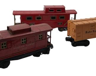 339 - Group of 3 Lionel Lines Train Cabooses (Description): Group of three Lionel Lines train cabooses. Measures 4 inches by 9 inches by 2 inches.