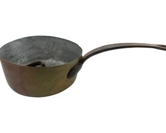637 - Antique Copper Pot w/Handle 4"x18"x8.5" (Description): Antique copper pot with handle. The pot features a tin-lined interior and a long iron handle attached with rivets. Measures 4 inches by 18 inches by 8.5 inches.