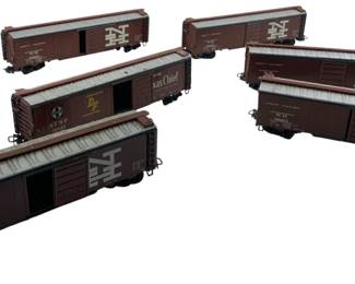 281 - New Haven Marklin Train Cars 2"x2"x8" (Description): These model railroad boxcars feature New Haven railroad livery with characteristic NH markings. Measurements: 2" x 2" x 8".