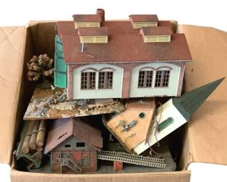 529 - Lot Train Items (Description): Lot of train items including various model buildings and accessories suitable for model railroad layouts.