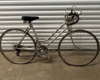 Lot #7 Vintage Schwinn Continental Women's 10-Speed Road Bike Silver 1970s Step-Through