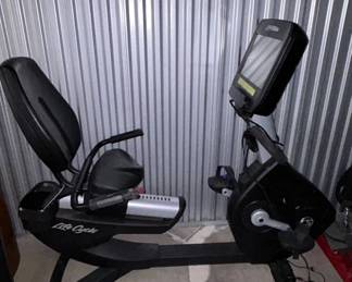 Lot #97 Life Fitness LifeCycle Recumbent Exercise Bike Commercial Grade Black Home Gym
