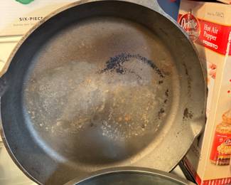 Lodge Cast Iron Skillet (Large)
