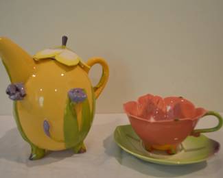 Floral tea pot and cup set