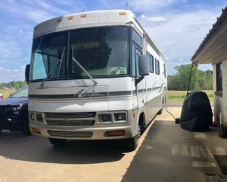 2002 Adventurer Winnebago 74k miles Good condition. 