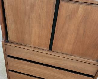 Mid-Century Modern 'Esprit' Gentlemen's Chest by Merton Gershun for Dillingham - Walnut. 