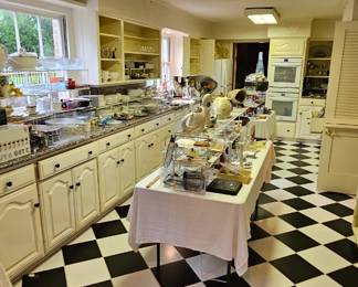 A kitchen FULL!