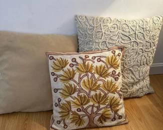 157 threedecorativethrowpillows
