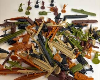 114 bulklotofplasticarmymentanksplane