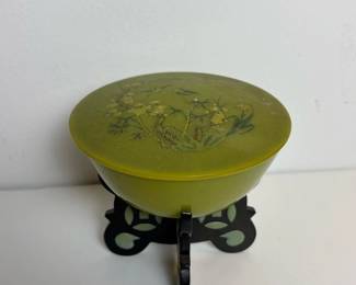 032 vintagegreenplasticliddedbowlwithf