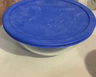 Pyrex 2.5 Quart Mixing Bowl with Blue Lid