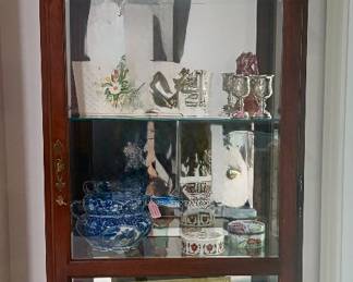 Howard Miller curio 24Wx12.5Dx80H