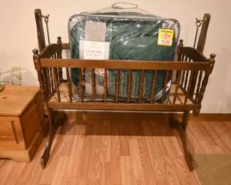 Doll bed/crib