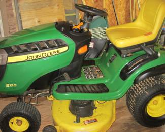 John Deere 130 Riding mower <90 hours on