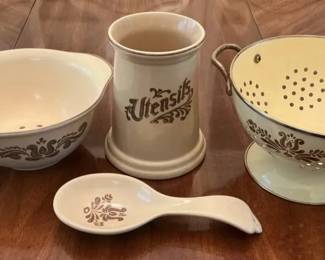 Pfaltzgraff Colanders Utensil Holder