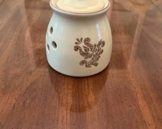 Pfaltzgraff Garlic Keeper With Lid