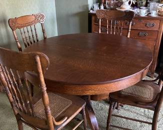 Antique Oak table with 4 chairs and leaves for expansion