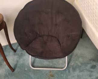 Fold up round chair