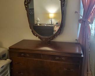 Beaautiful Vintage mirror/chest of drawers
