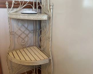 Corner shelf