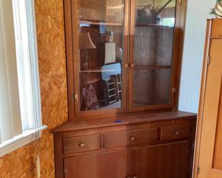 Corner cabinet