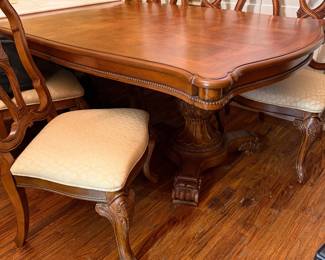 HAVERTY “VILLA CORTINA DINING TABLE 8 chairs 2 leaves