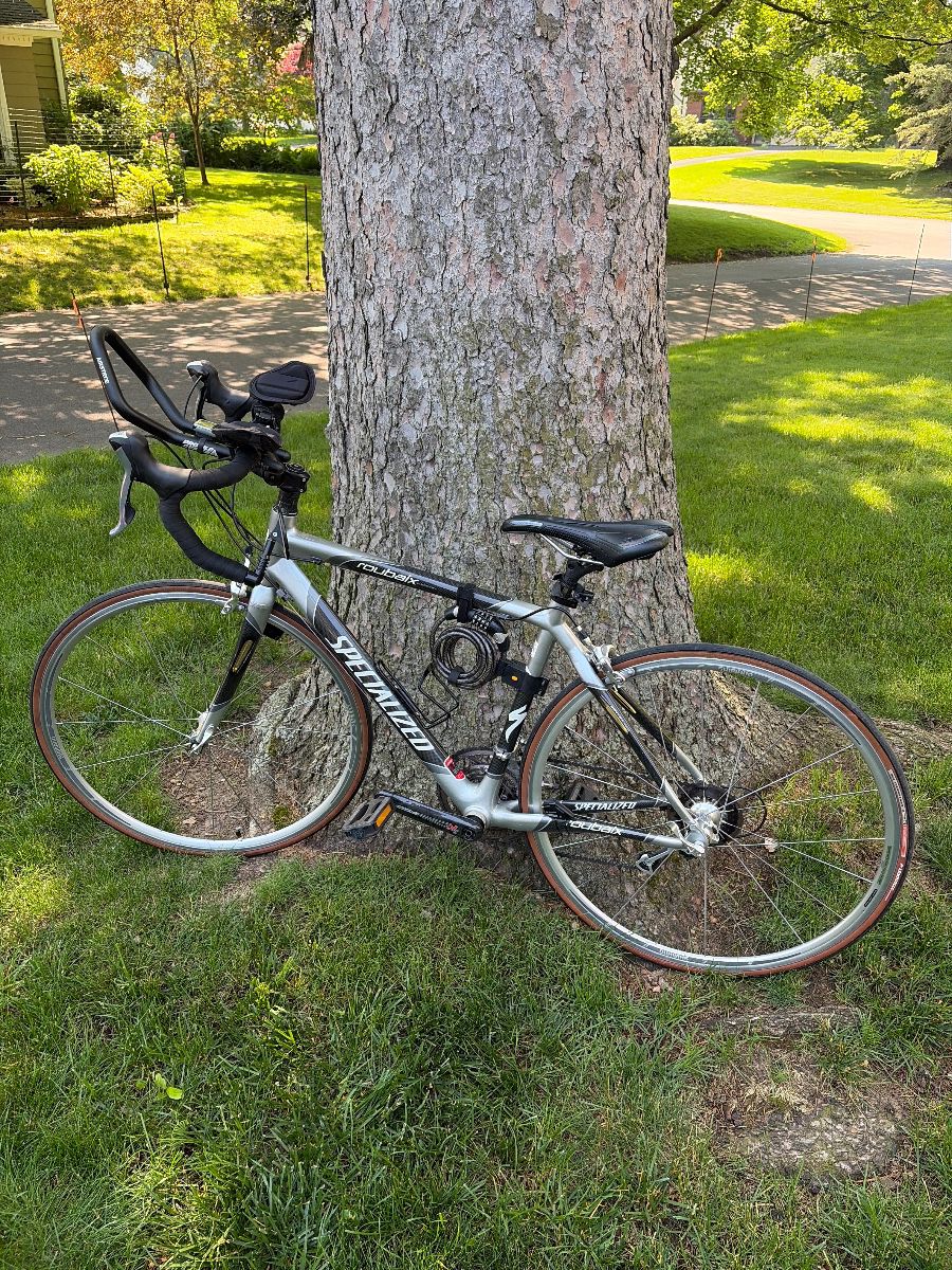 Men’s specialized Roubaix expert model with carbon frame with accessories included. Shimano ultegra triple flight deck.