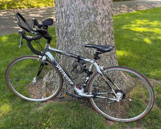 Men’s specialized Roubaix expert model with carbon frame with accessories included. Shimano ultegra triple flight deck.
