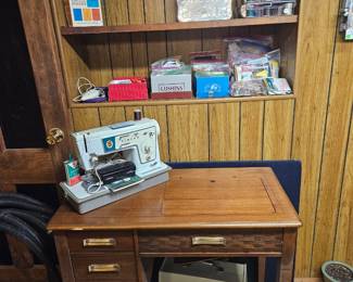 Singer sewing Machine with table