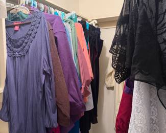 WOMENS CLOTHING…SIZED XL TO 2X