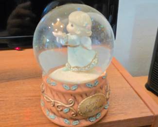 Precious Moments "Joy to the World" musical water globe