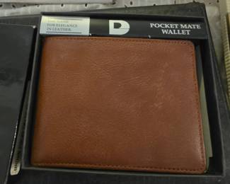 brown leather bifold wallet from the Pocket Mate collection