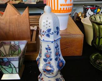 vintage 1979 Estée Lauder porcelain powder shaker