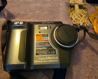vintage Sony Mavica MVC-FD85 digital camera