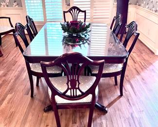 Duncan Phyfe Serpentine Dining Table w/ 8 chairs and 2 leafs