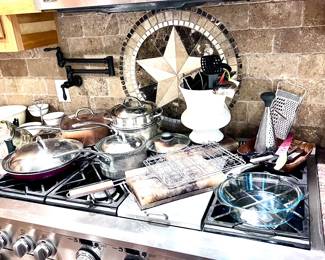 Lots of great kitchen utensils 