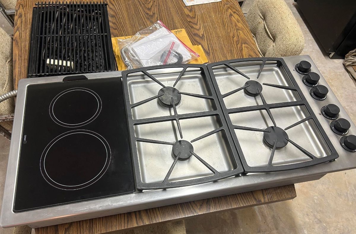 Dacor Dual Fuel Cooktop with Induction top & interchangeable Grill Good working condition. Must be able to move and load yourself