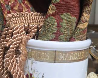 PRETTY TABLE RUNNER WITH UTENSIL DISH