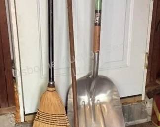 Several groups of lawn & garden tools