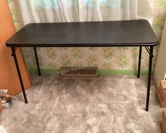 Folding table