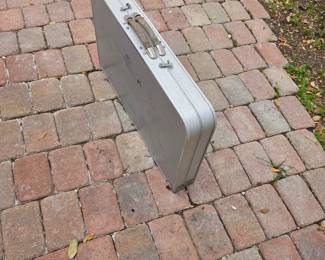 Suitcase bench for carrying