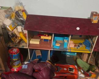 Dollhouse with furnitur