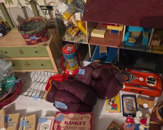 DOLLHOUSE AND FURNISHING